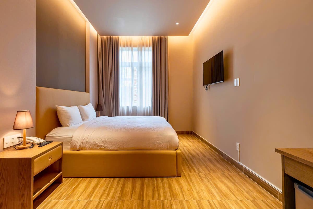 Quarto casal clƔssico, vista para o jardim | Escrivaninha, espaƧo de trabalho para notebook, Wi-Fi de cortesia