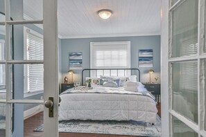 1 Schlafzimmer, Schreibtisch, Bügeleisen/Bügelbrett, Reisekinderbett