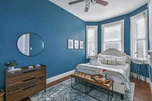 3 Schlafzimmer, Schreibtisch, Bügeleisen/Bügelbrett, Reisekinderbett