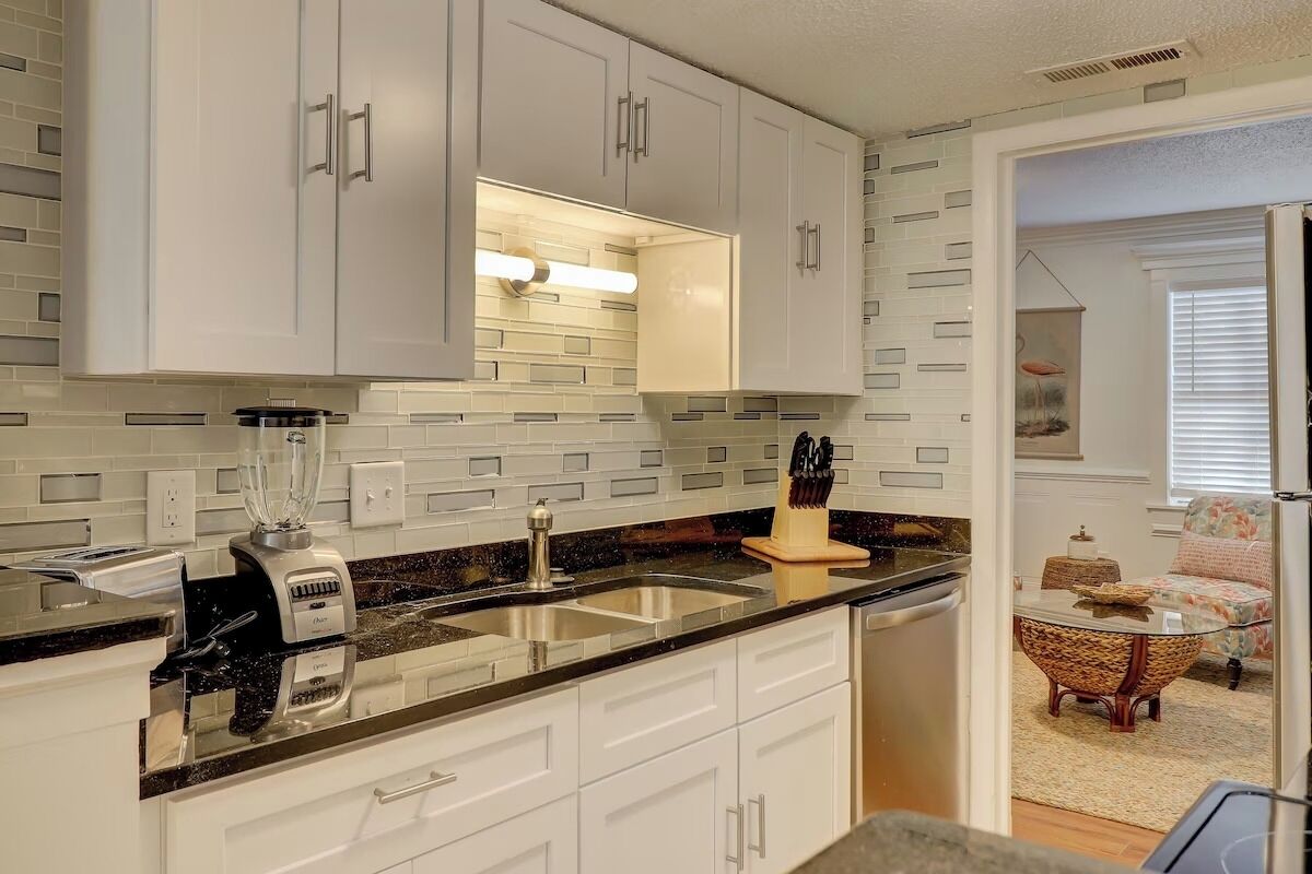 Kylskåp, mikrovågsugn, kaffe- och tebryggare och brödrost