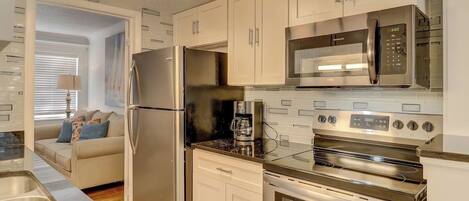 Refrigerador, microondas, cafetera y tetera y tostadora