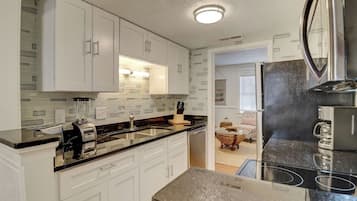 Een koelkast, een microgolfoven, een koffiezetapparaat/waterkoker