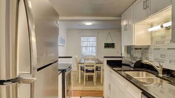 Een koelkast, een microgolfoven, een koffiezetapparaat/waterkoker