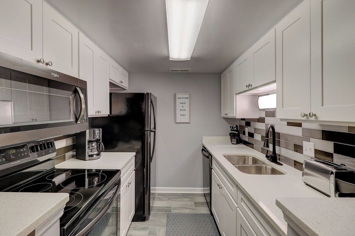 雪櫃、微波爐、咖啡機/沖茶器、多士爐