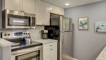 Frigorifero, microonde, macchina per tè/caffè, tostapane