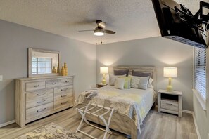 2 bedrooms, iron/ironing board, travel crib, bed sheets - Renovated 2BR Hilton Head Home – Walk to Shops (Hilton Head Island)