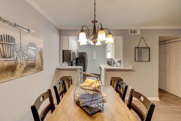 Dining - Renovated 2BR Hilton Head Home – Walk to Shops (Hilton Head Island)