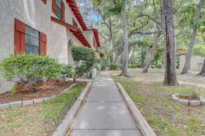Property grounds - Renovated 2BR Hilton Head Home – Walk to Shops (Hilton Head Island)