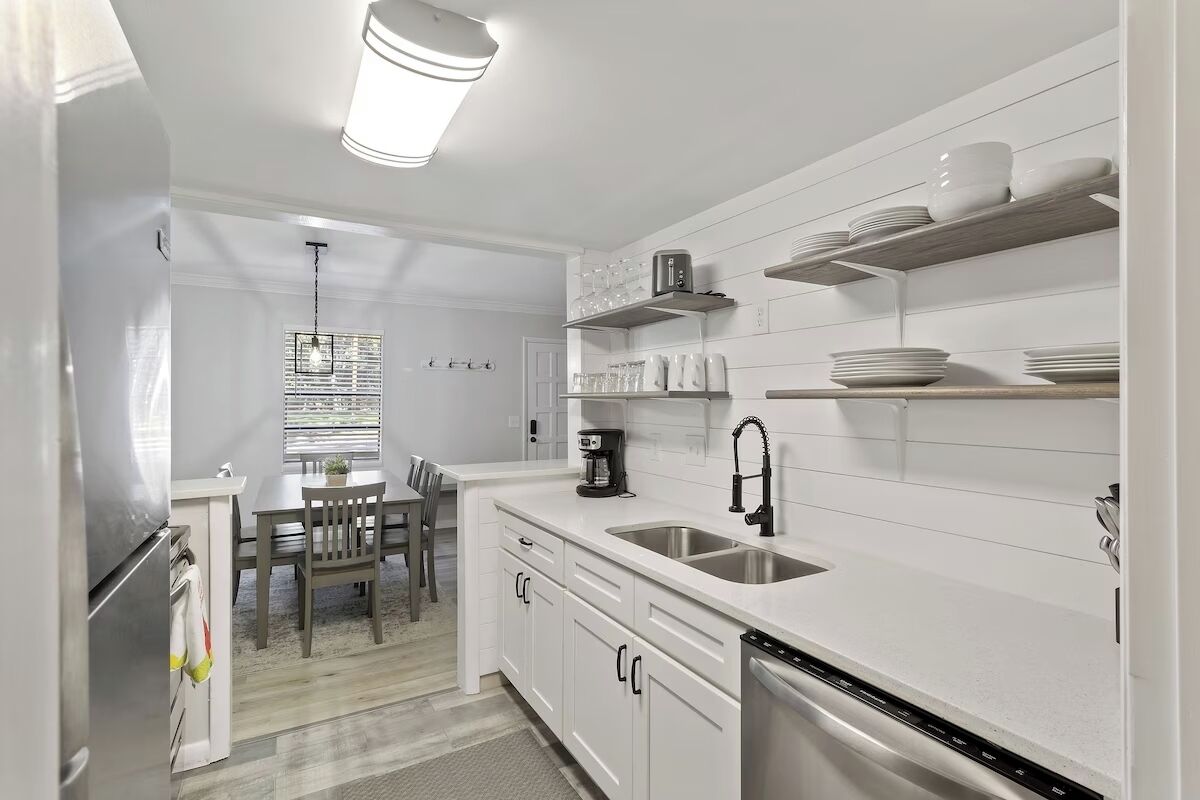 Réfrigérateur, micro-ondes, cafetière/bouilloire, grille-pain