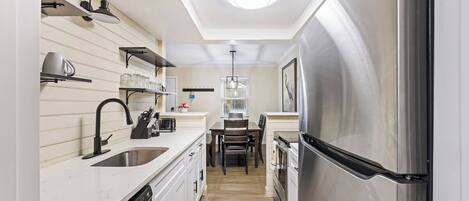 Refrigerador, microondas, cafetera/tetera, tostadora