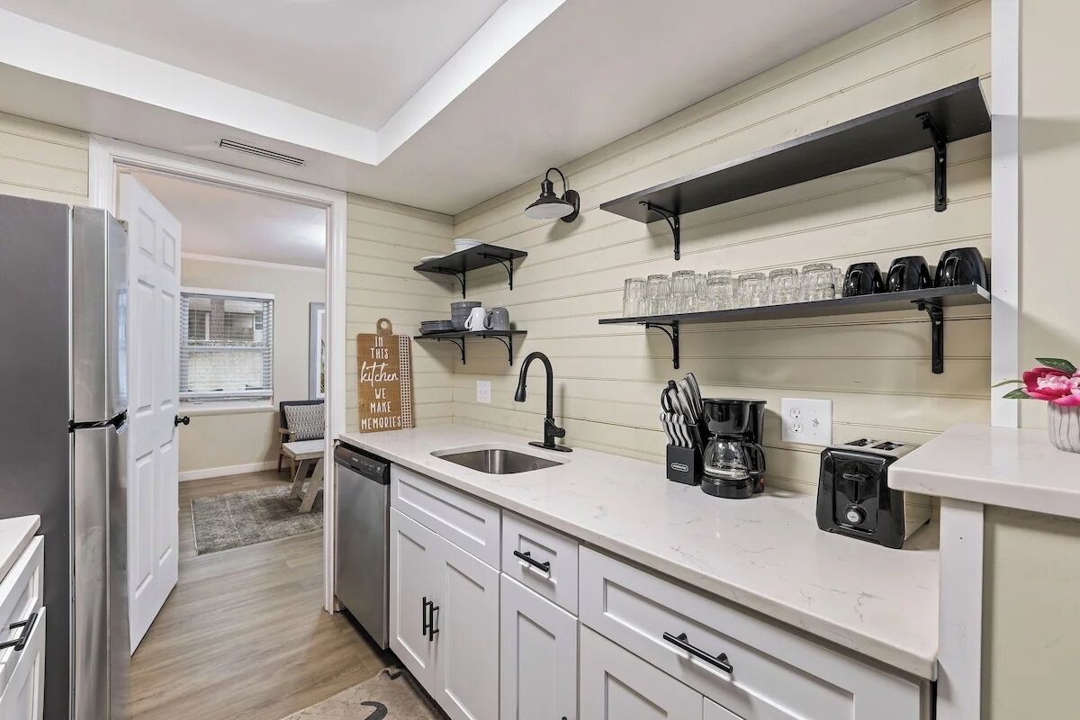 Kjøleskap, mikrobølgeovn, kaffetrakter/tekoker og brødrister