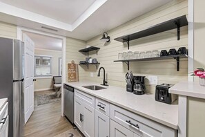 Kjøleskap, mikrobølgeovn, kaffetrakter/tekoker og brødrister