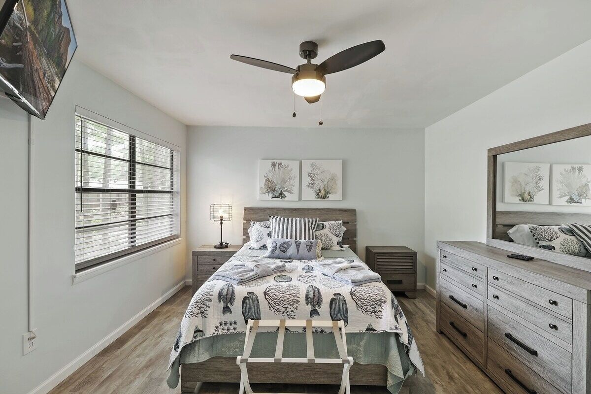 2 bedrooms, iron/ironing board, travel cot, bed sheets