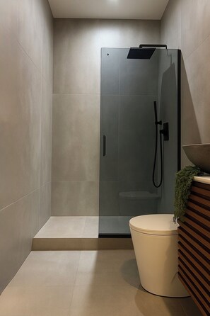 Douche, sèche-cheveux, serviettes fournies, savon