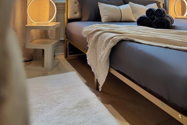 1 habitación, tabla de planchar con plancha, internet y ropa de cama