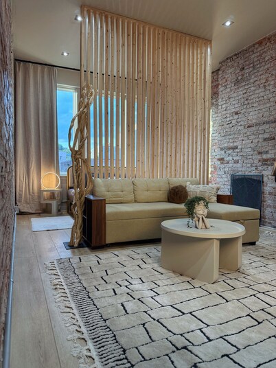 Free Parking • KING bed • Cozy Urban Studio