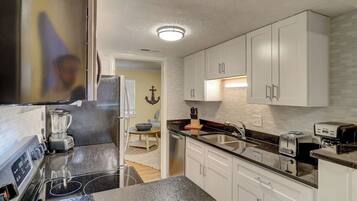 Jääkaappi, mikroaaltouuni, kahvin-/teenkeitin, leivänpaahdin