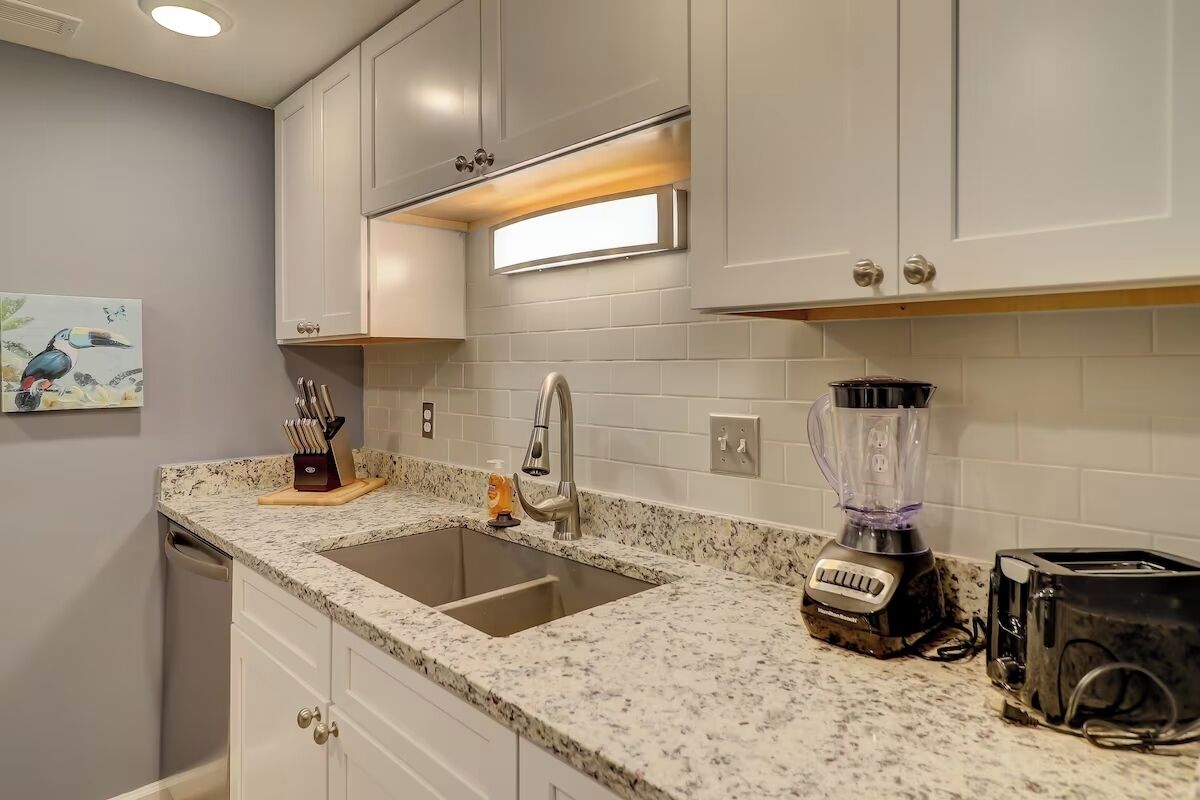 Fridge, microwave, coffee/tea maker, toaster