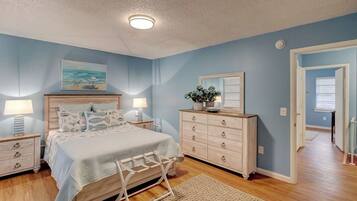 2 makuuhuonetta, silitysrauta/-lauta, vauvan matkasänky, vuodevaatteet