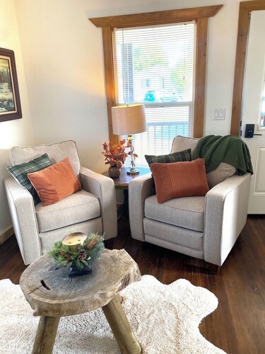 Historic cottage in Stevensville with views of the mission mountains.