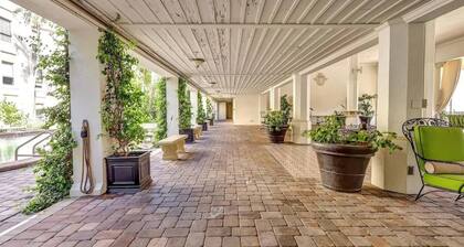 Pool Beach Getaway Palm Beach 1 Bedroom w/ Kitchen