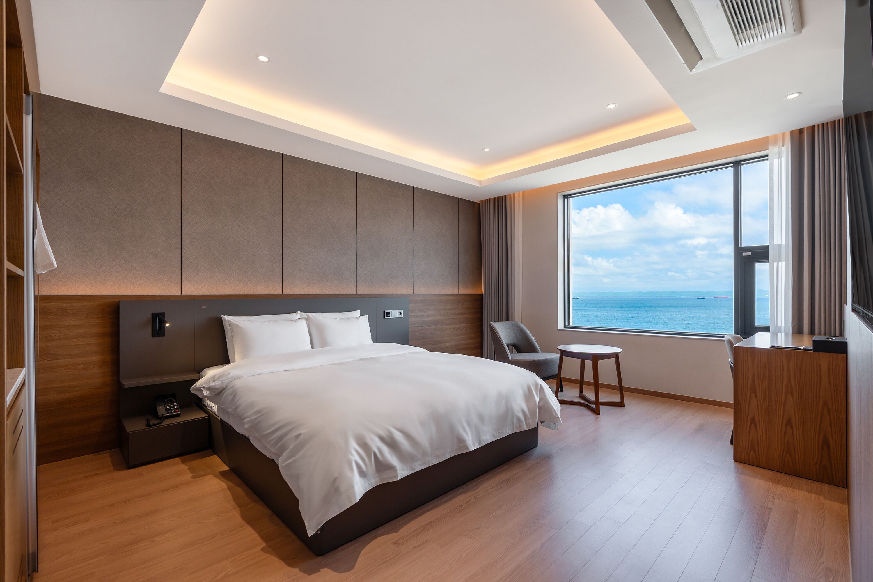 Beach Ocean Suite | Desk, laptop workspace, free WiFi