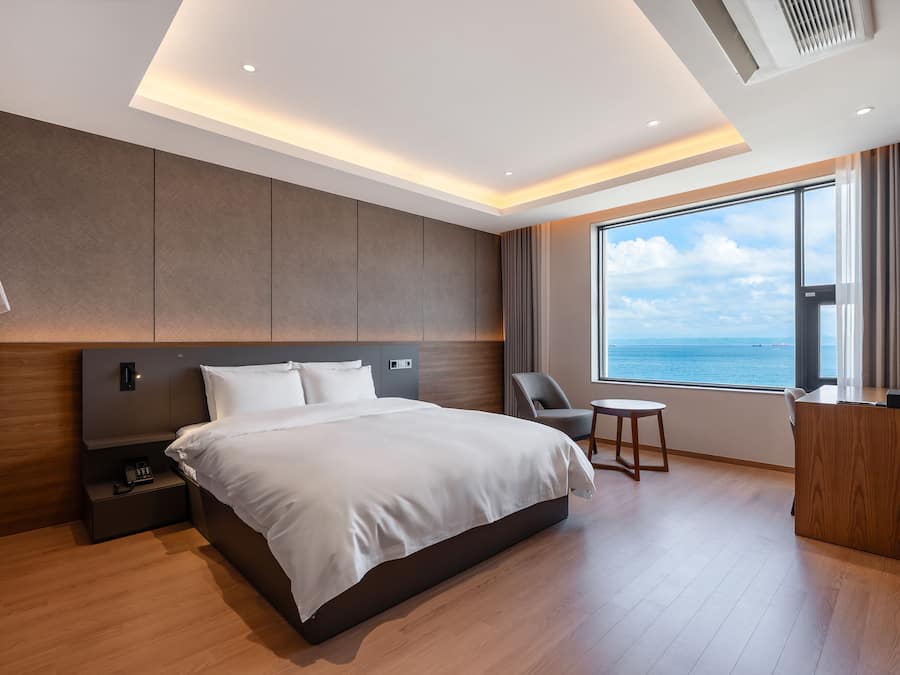 Beach Ocean Suite | Desk, laptop workspace, soundproofing, free WiFi