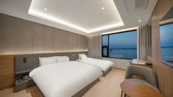 Escritorio, espacio para trabajar con laptop y wifi gratis