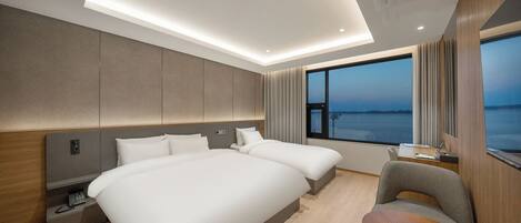 Beach Ocean Twin Suite | Desk, laptop workspace, free WiFi