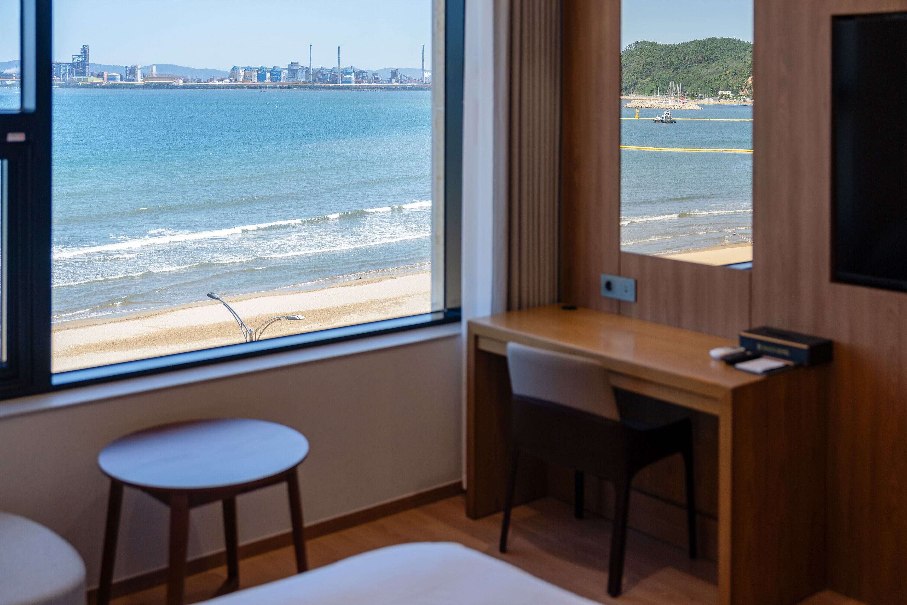 Escritorio, espacio para trabajar con laptop y wifi gratis 