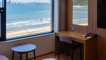 Schreibtisch, laptopgeeigneter Arbeitsplatz, kostenloses WLAN