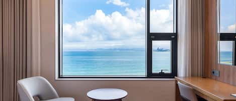 Desk, laptop workspace, soundproofing, free WiFi