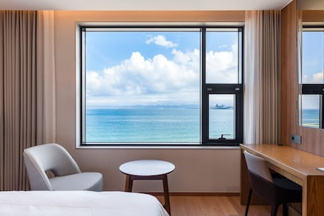 Desk, laptop workspace, soundproofing, free WiFi. Pohang Yeongildae Beach Hotel