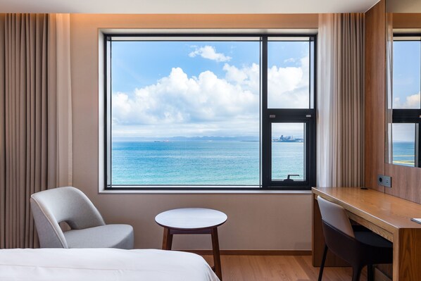 Desk, laptop workspace, soundproofing, free WiFi