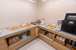 Café da manhã diário mediante uma taxa