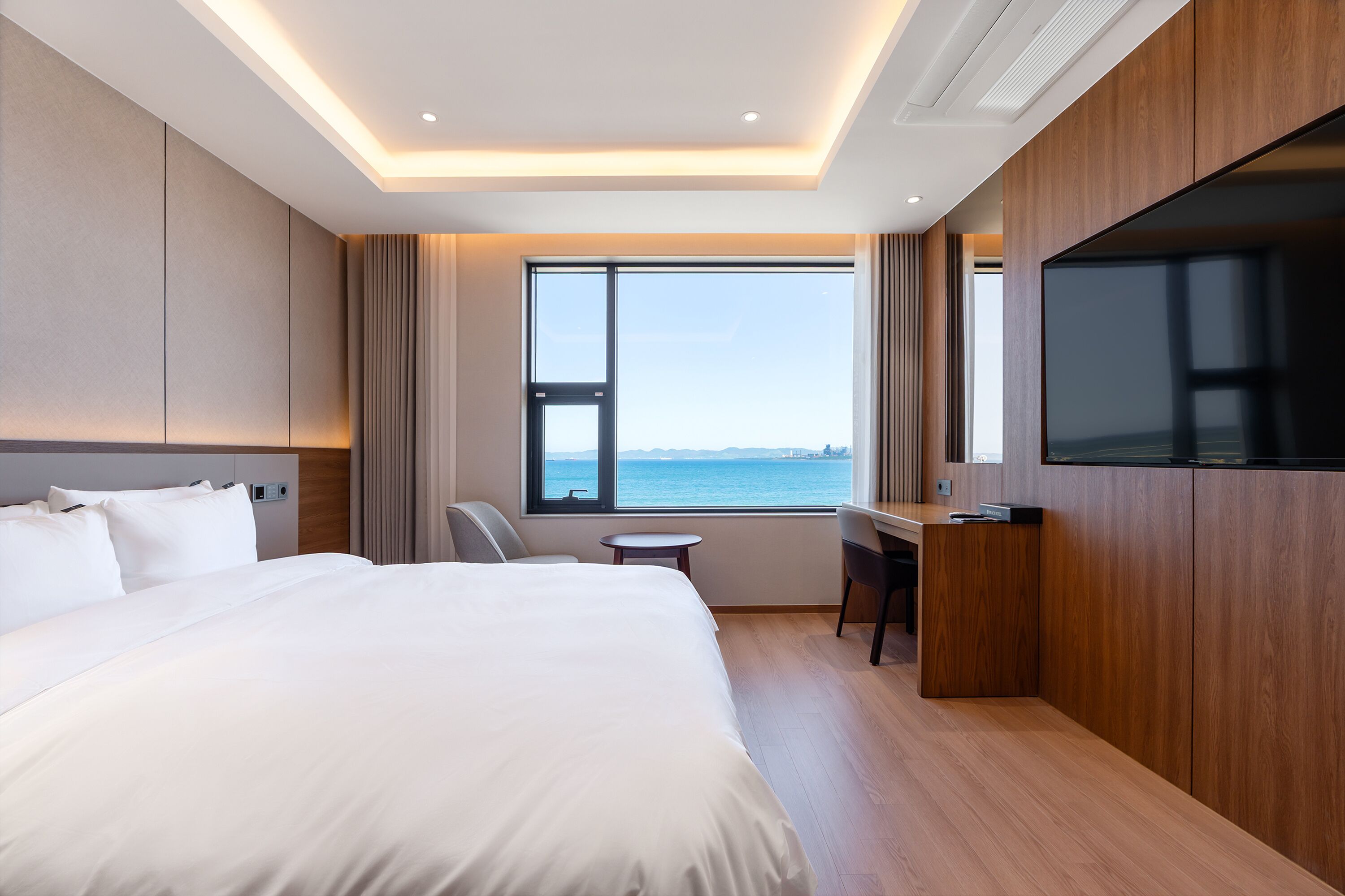 Desk, laptop workspace, soundproofing, free WiFi