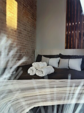 1 bedroom, iron/ironing board, internet