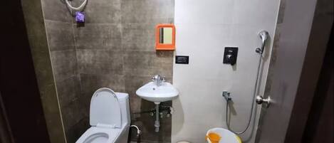 Dusj, håndklær, såpe og toalettpapir