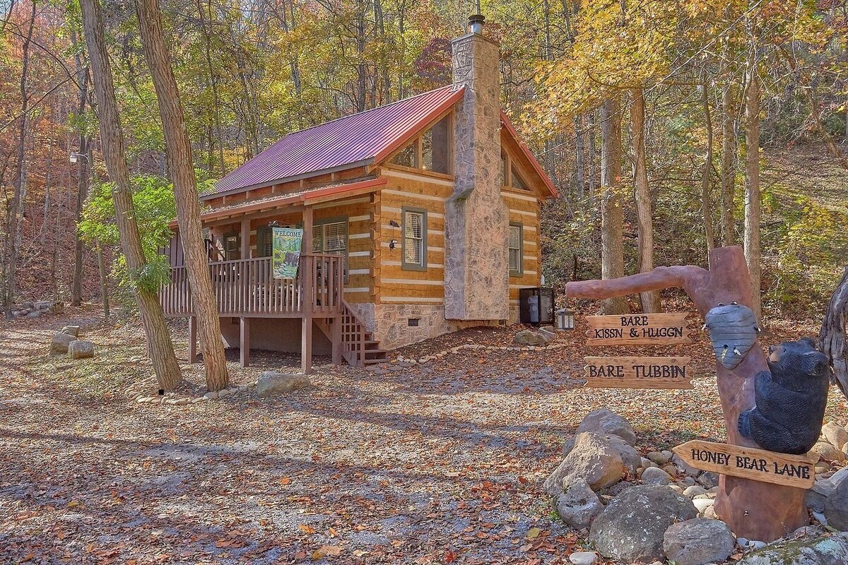 Cozy Cabin in The Woods with Hot Tub