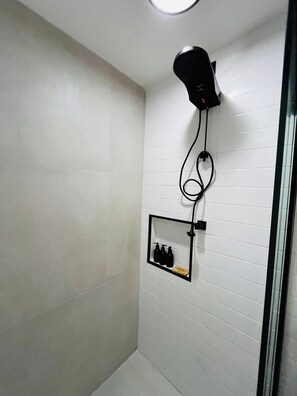 Dusche, Haartrockner, Handtücher, Seife