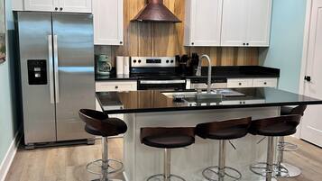 Refrigerador, microondas, horno y parrilla de estufa