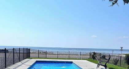 Spacious 5-bedroom house in peaceful Long Beach with AC