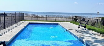 Spacious 5-bedroom house in peaceful Long Beach with AC