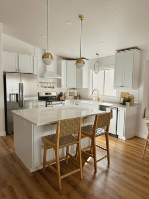 Fridge, microwave, oven, stovetop - Paradise In Peoria // Pool & Close to Entertainment (Peoria)