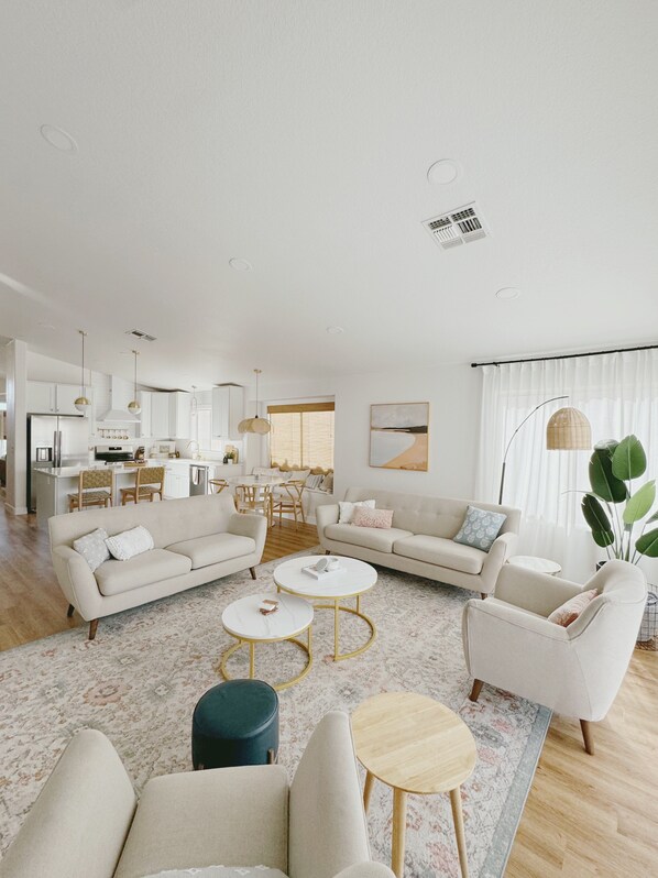 Smart TV, books, stereo - Paradise In Peoria // Pool & Close to Entertainment (Peoria)