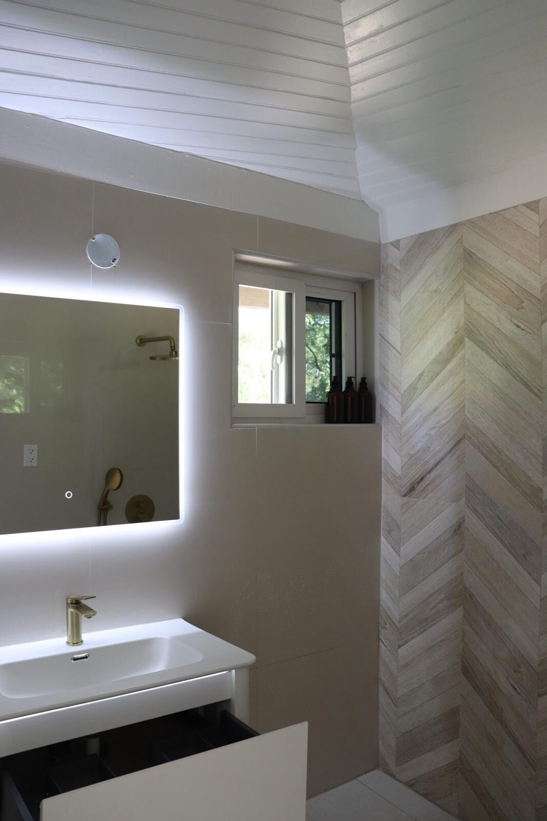 تجهيزات دش، مناشف، صابون، ورق حمّام