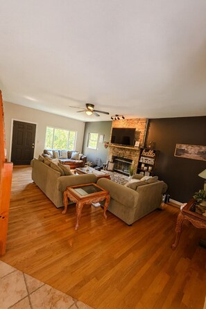 TV, fireplace - Modern MTN Cabin - 4 Miles from Gburg, 10 miles from Dollywood - Hot Tub & Views (Gatlinburg)