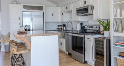 Steps to the water: 2-bedroom house in beautiful Branford with all the amenities