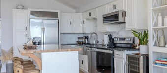 Steps to the water: 2-bedroom house in beautiful Branford with all the amenities