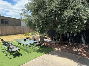 Outdoor dining - Charming 3-bedroom Home in Sunshine – Great location – Longer stay discount (Sunshine)